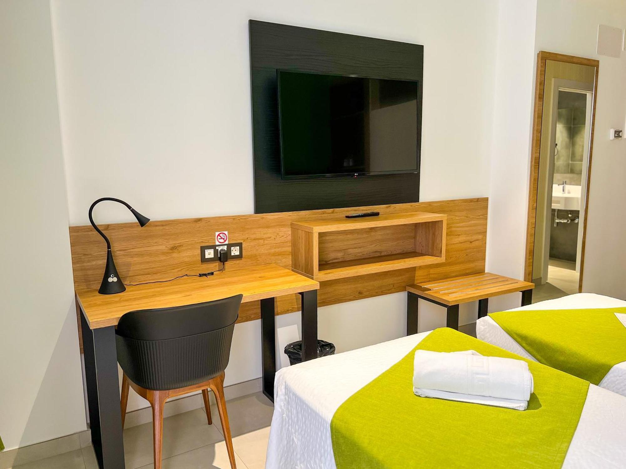 Mg Poniente Hotell